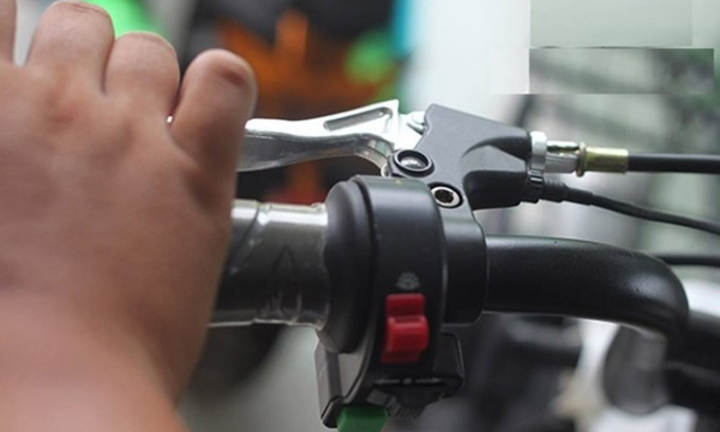 Vặn tay ga xe máy lao vào tường, bé 26 tháng tuổi bị chấn thương sọ não