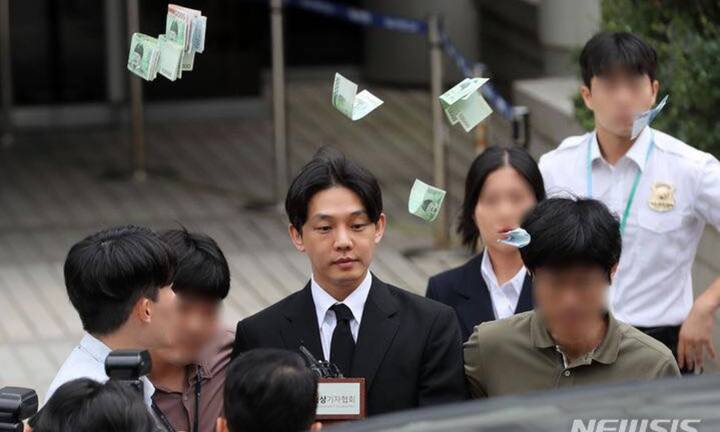 Diễn viên hạng A bị ném cả xấp tiền vào mặt kèm lời nhắn 'mang đến tù mà dùng'