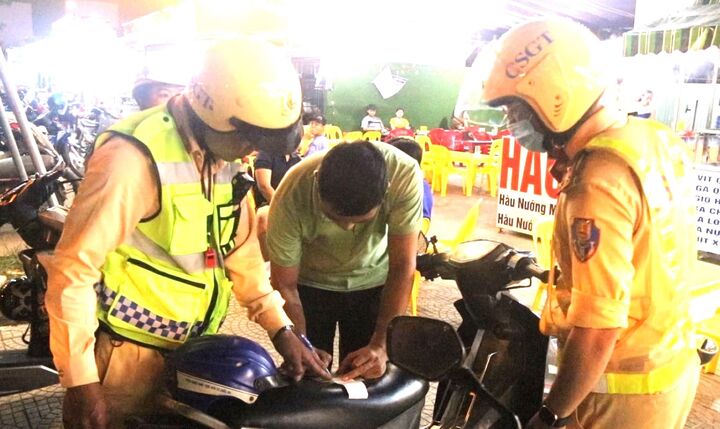 Cảnh sát giao thông có được rút chìa khóa xe của người vi phạm?