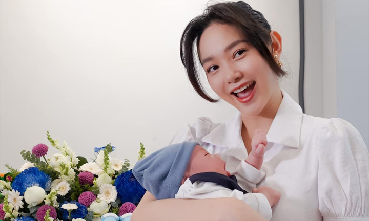 Minh Hằng khoe con trai trong tiệc đầy tháng