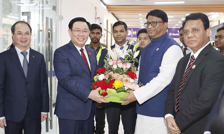 Chủ tịch Quốc hội đến Thủ đô Dhaka, bắt đầu chuyến thăm chính thức Bangladesh