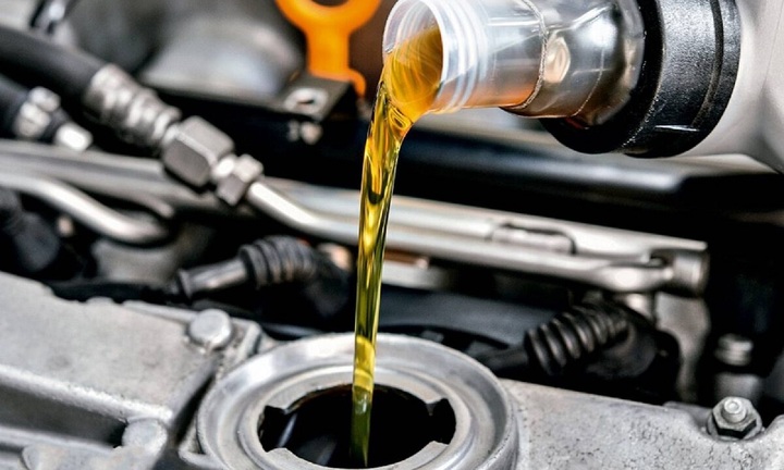 Những tác hại khi đổ dư dầu động cơ xe ô tô