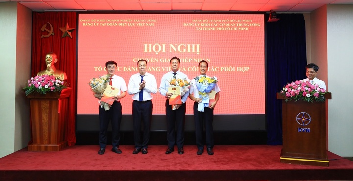 The Party Committee of the Southern Power Corporation has been transferred to the Party Committee of the Vietnam Electricity Group. 