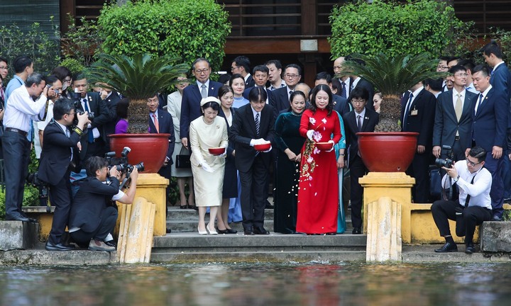 Hoàng Thái tử Nhật Bản và Công nương thăm di tích nhà sàn Bác Hồ, cho cá ăn 