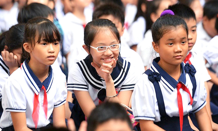 Mỗi năm trường đổi mẫu đồng phục một lần, phụ huynh méo mặt chạy theo