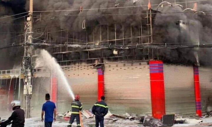 Cháy lớn thiêu rụi cửa hàng bán xe máy ở Bình Dương