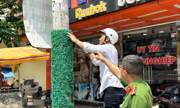 Phạt chủ nhà trọ dán quảng cáo lên những cột điện quấn thảm cỏ nhựa ở TP.HCM