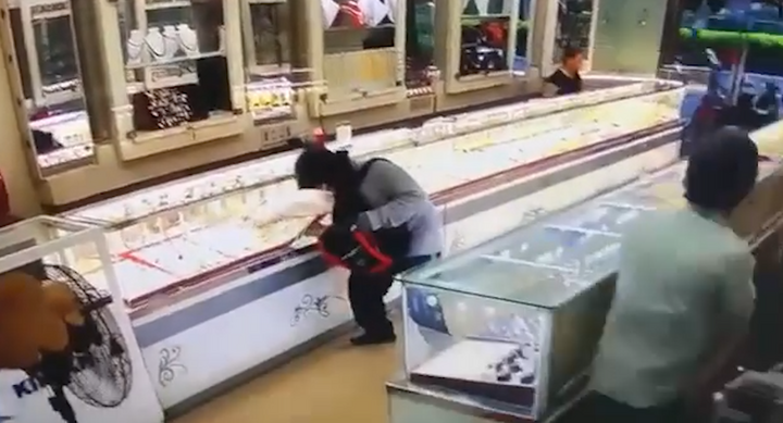 Truy bắt hai kẻ nghi dùng súng cướp tiệm vàng ở Khánh Hòa