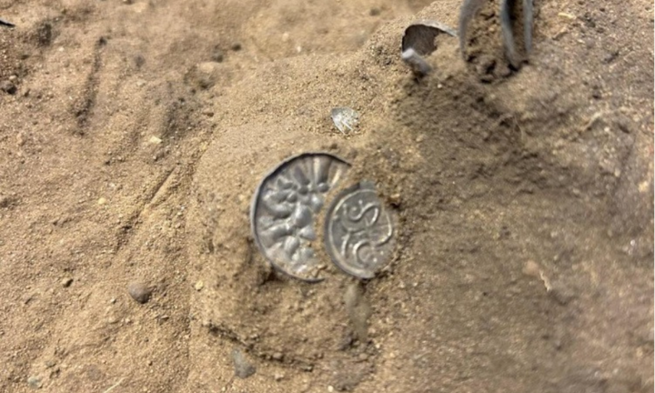 Vào lâu đài cổ tìm kim loại, cô gái phát hiện kho báu nghìn năm tuổi