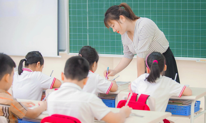 Bộ Chính trị: Tiếp tục đổi mới chính sách tiền lương, đãi ngộ giáo viên