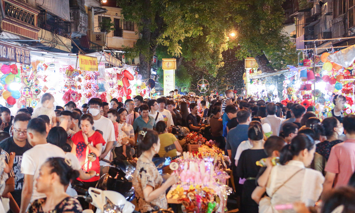Phố Hàng Mã đông nghẹt người trước thềm Tết Trung thu