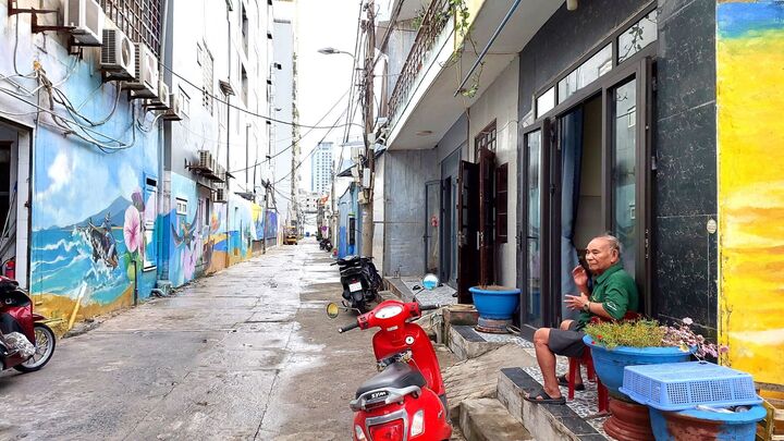 Đìu hiu phố bích họa Đà Nẵng: Dân kêu khổ 'đến phơi quần áo cũng khó'