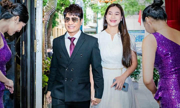 'Vua nhạc sàn' Lương Gia Huy dính như sam bên bà xã trẻ đẹp