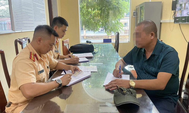 Tài xế lấn hết làn đường, còn hung hăng giở thói côn đồ bị phạt 12 triệu đồng