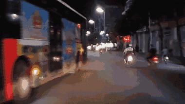 Tài xế xe buýt 29B-058.73 chèn ép người đi đường, hành xử côn đồ trên phố Hà Nội