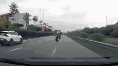 Tài xế container đánh rơi 'món quà' trên đường, nạn nhân mang đến trả lại 