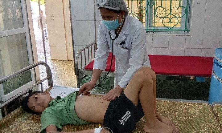 30 học sinh biểu hiện ngộ độc sau uống nước ngọt ở cổng trường, 7 ca nặng