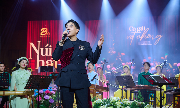 Giọng ca 'phi giới tính' Trần Tùng Anh phải truyền nước, quay 9 MV trong 24 giờ