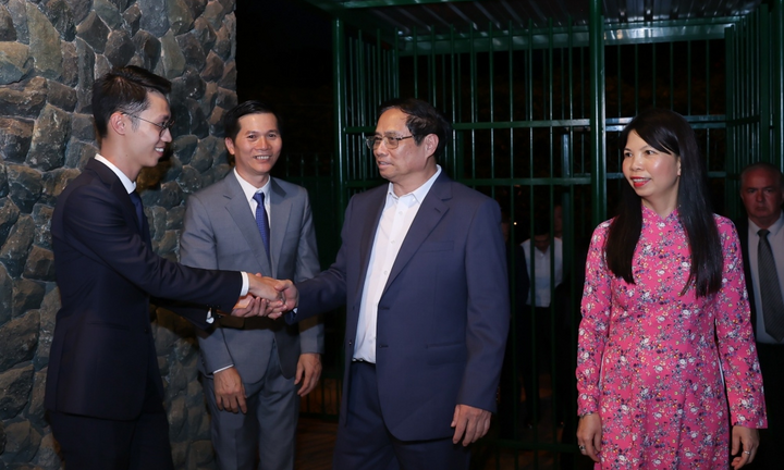 Thủ tướng thăm hỏi cán bộ, nhân viên Đại sứ quán Việt Nam tại Brazil