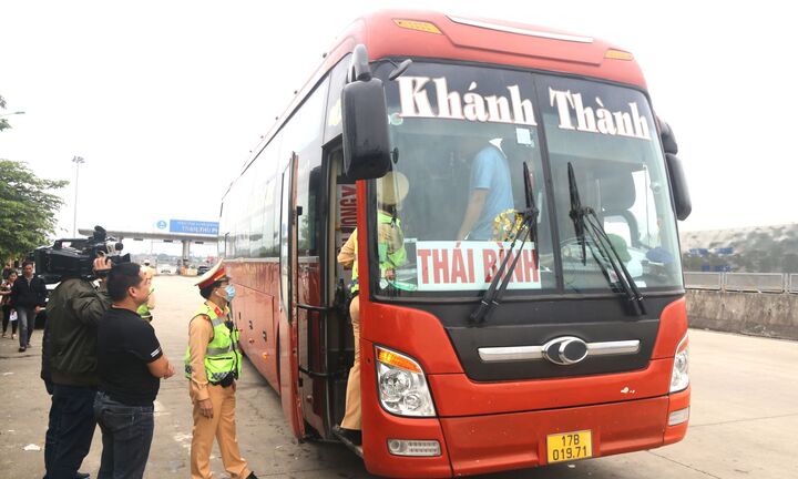 Nên làm gì khi bị cảnh sát giao thông phạt cao hơn quy định?