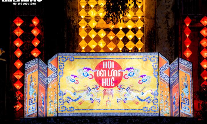 Hàng nghìn người đội mưa vào Đại nội ngắm đèn lồng đêm trung thu 