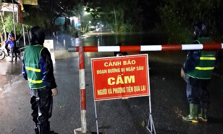 Lật thuyền khi đi bắt chim trong đêm, hai người dân may mắn được cứu sống