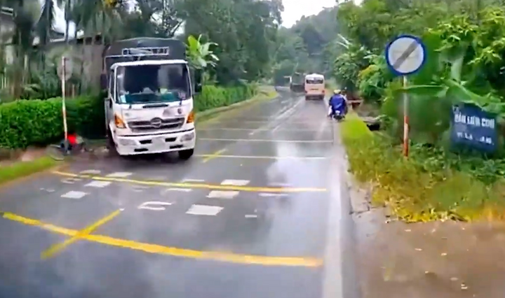 Xe tải chạy tốc độ cao dưới trời mưa, tông văng người đi xe đạp 