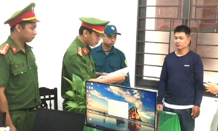 Khởi tố kẻ dùng bình xịt hơi cay tấn công nữ nhân viên hớt tóc, cướp tài sản