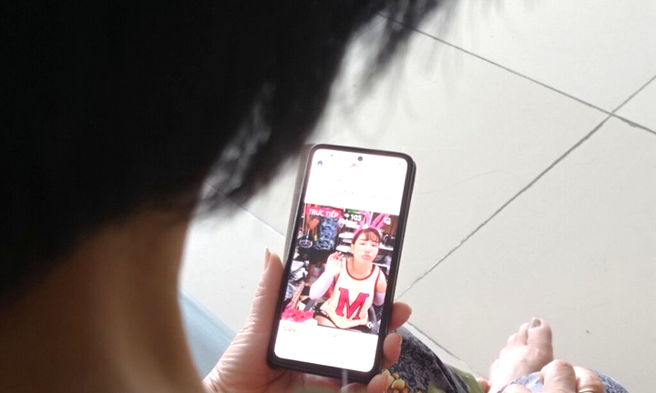 Người già 'nghiện' livestream: Khó cai hơn người trẻ?