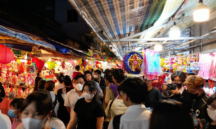 Phố lồng đèn ở TP.HCM nhộn nhịp người đi chơi Trung thu