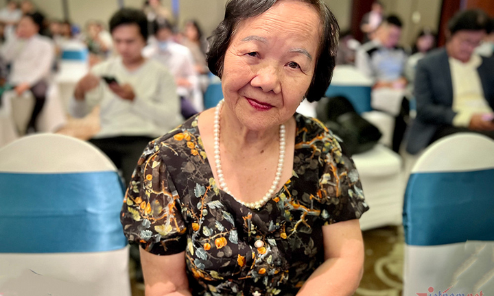 'Thị Nở' Đức Lưu tuổi 84 không thấy mình già, hạnh phúc bên con cháu