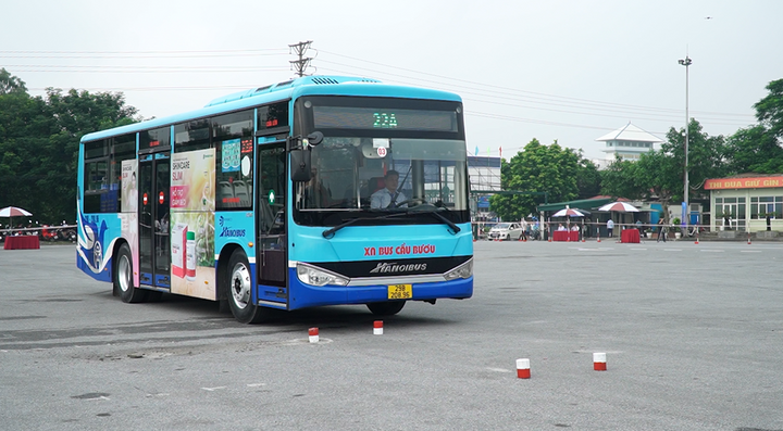 Những màn trình diễn điêu luyện của tài xế xe buýt Hà Nội