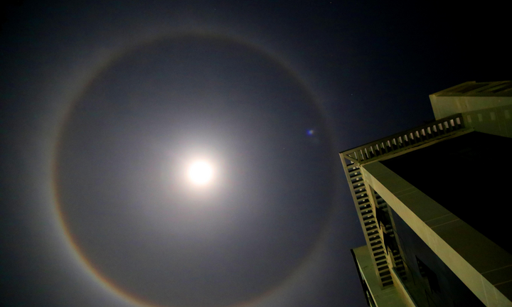 Hào quang xuất hiện quanh Mặt trăng đêm Trung thu ở Quảng Ninh