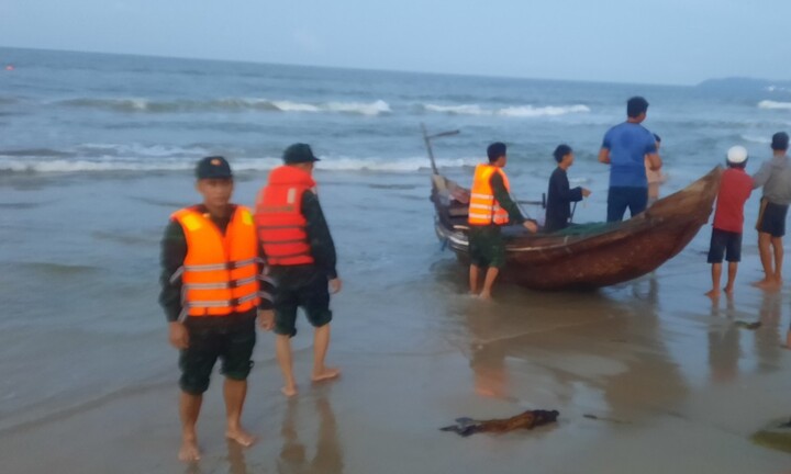 Hai học sinh bị đuối nước khi tắm biển ở Thừa Thiên - Huế