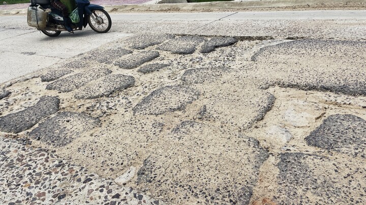 Xe chở cát quần thảo ngày đêm, đường tỉnh lộ tại Bình Định nát bươm