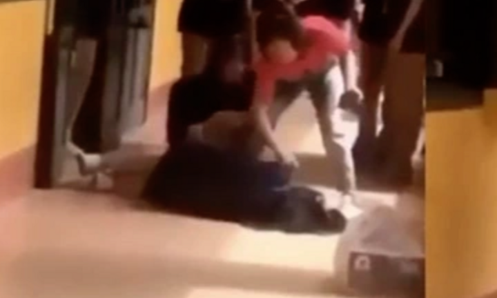  Nữ sinh khóc, quỳ trước cửa lớp do đặt bánh sinh nhật sai ý cô chủ nhiệm giao 