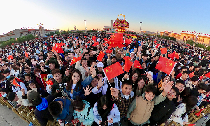 300.000 người Trung Quốc tham dự lễ chào cờ nhân Ngày Quốc khánh