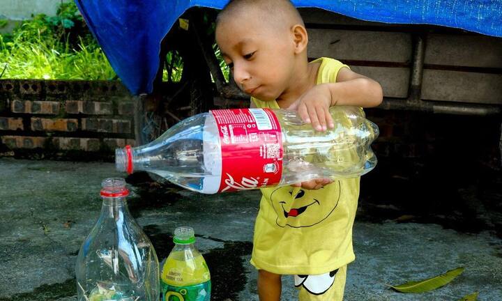 Xót xa gia cảnh hai anh em bị hội chứng 'người lùn đầu chim' ở Thái Bình