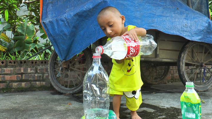 Lạ kỳ cháu bé 7 tuổi chỉ nhỉnh hơn chai nước 2 lít