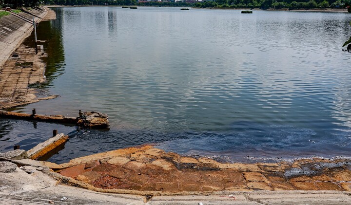 Hà Nội: Điều tra vụ dầu loang trên hồ Linh Đàm