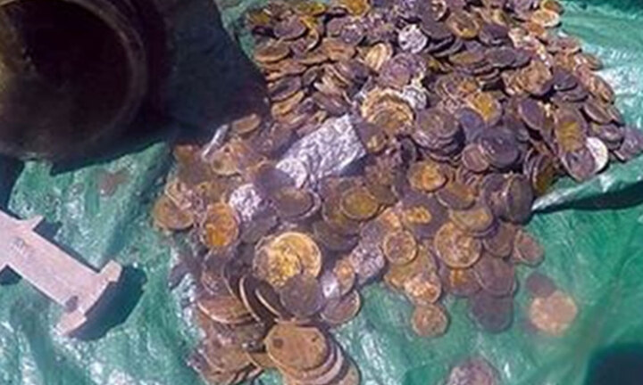 Thợ lặn dọn rác dưới đáy biển tình cờ thấy kho báu khổng lồ