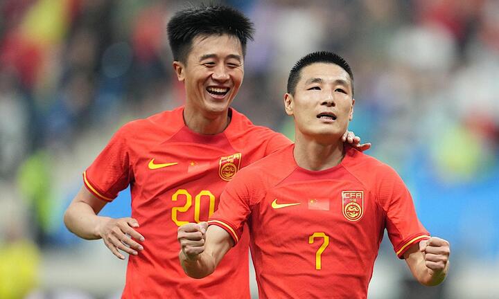 HLV Trung Quốc gọi 2 sao nhập tịch, 7 cầu thủ dự ASIAD 19 đấu tuyển Việt Nam