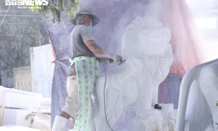 Dân ngộp thở vì cảnh ‘nắng bụi trắng trời, mưa lầy bùn’ ở làng đá Non Nước