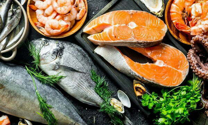 Xăm môi kiêng hải sản bao lâu?