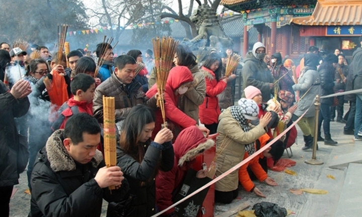 Ngôi chùa cấm khách mang hương đến thắp để bán với giá 'cắt cổ'