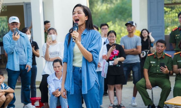 H'Hen Niê tâm sự với trẻ em vùng cao: 'Cô Hen từng không biết tiếng Việt'
