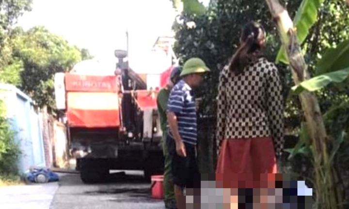 Hai người đàn ông bị máy gặt lúa đè tử vong