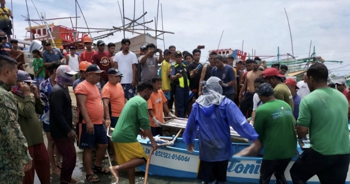 Bị tàu lạ đâm gần bãi cạn Scarborough, 3 ngư dân Philippines thiệt mạng