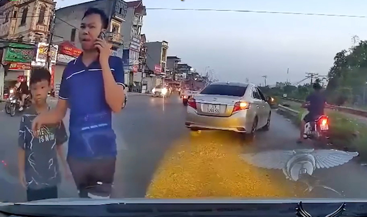 Nháy đèn xin vượt không được, tài xế ô tô chặn đầu đe dọa người khác
