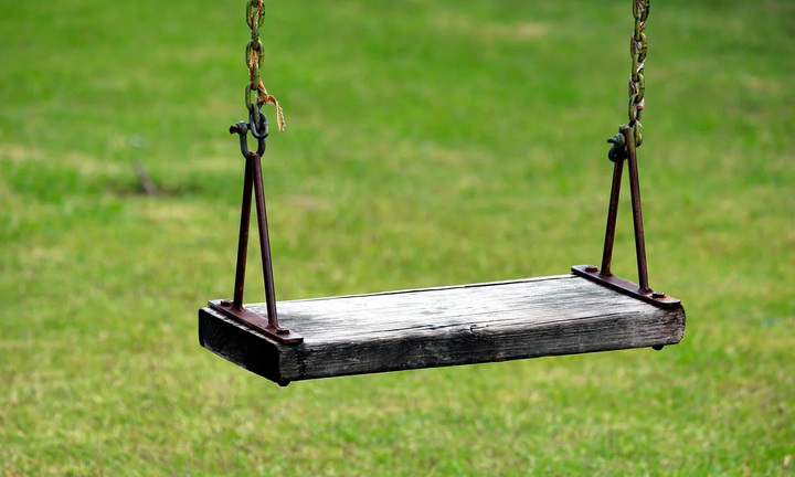 Chơi xích đu, cậu bé 10 tuổi chết thương tâm do dây quấn cổ